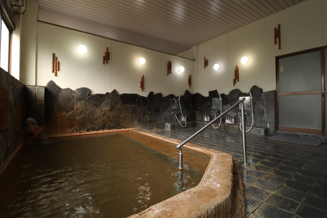 金山の副産物源泉かけ流しの温泉を満喫
